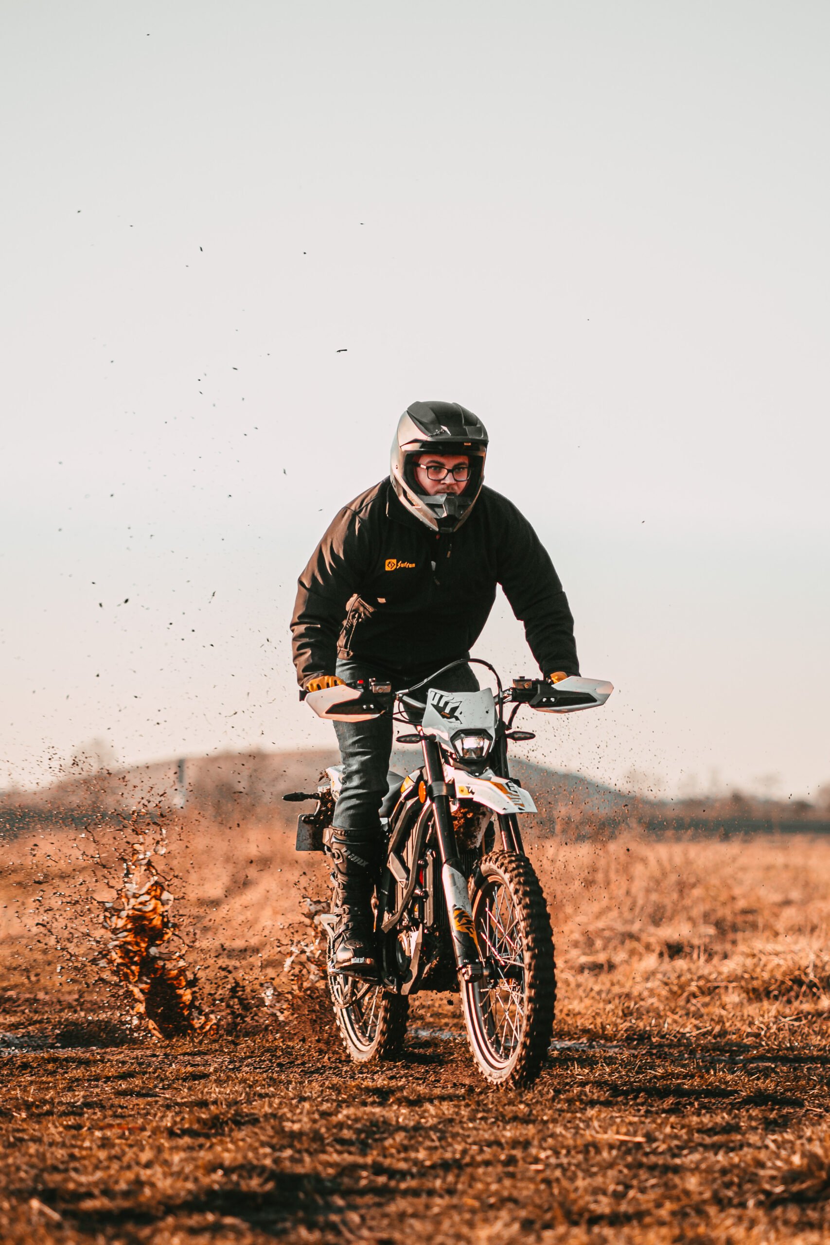 Elektryczny motocykl terenowy w natarciu