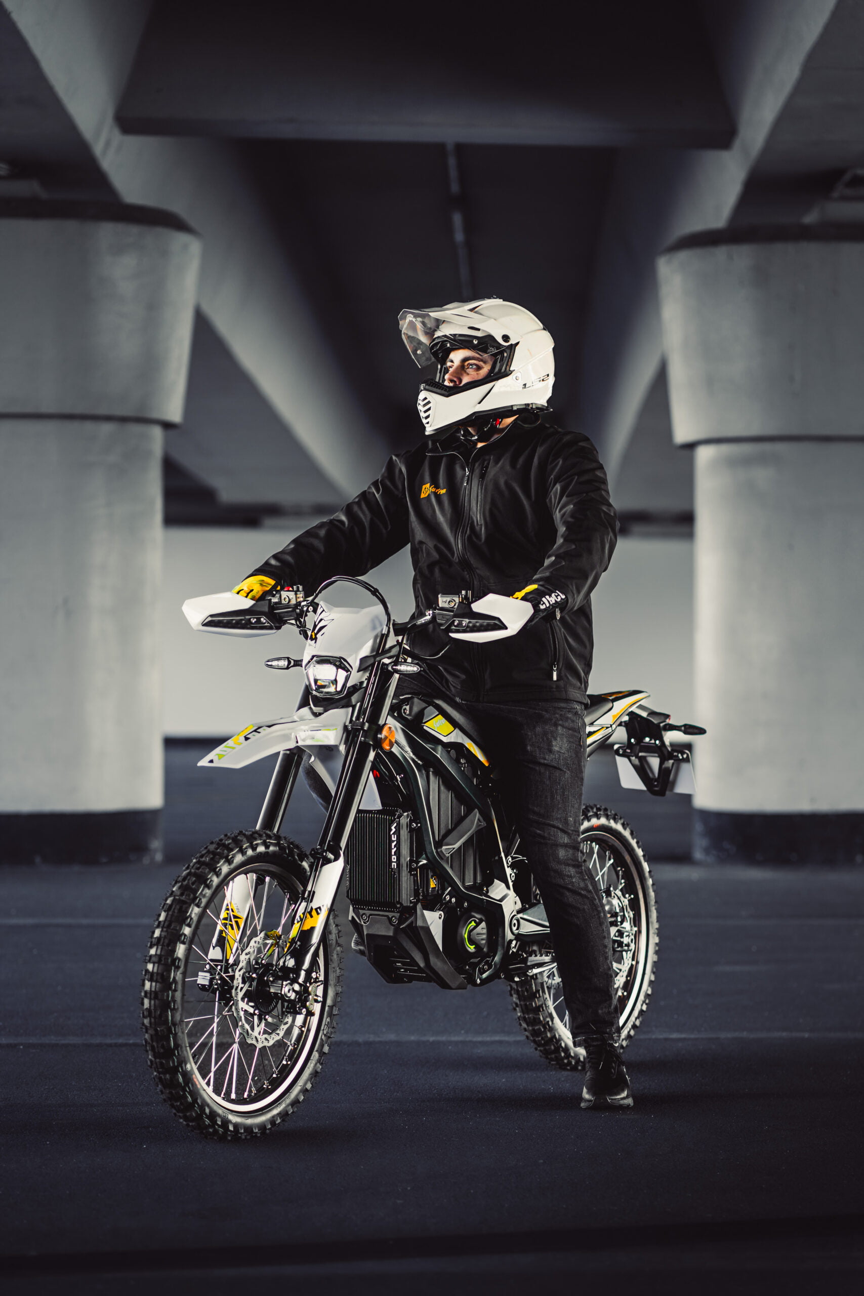 Surron Ultra Bee pod betonowym wiaduktem — miejski klimat Voltage Bikes